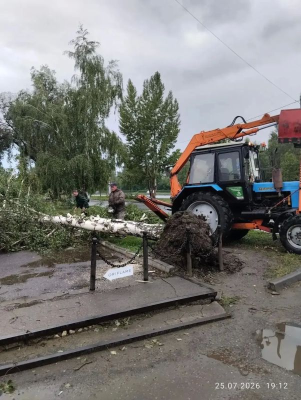 В Барнауле ликвидируют последствия непогоды В Барнауле ликвидируют последствия непогоды