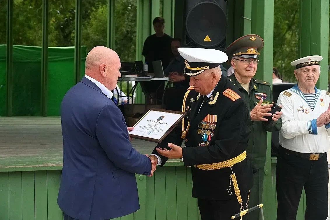 На торжественной церемонии поднятия Андреевского флага моряков с праздником поздравил руководитель региональной общественной организации ветеранов военно-морского флота Алтайского края «Флагман» Дмитрий Мельник На торжественной церемонии поднятия Андреевского флага моряков с праздником поздравил руководитель региональной общественной организации ветеранов военно-морского флота Алтайского края «Флагман» Дмитрий Мельник