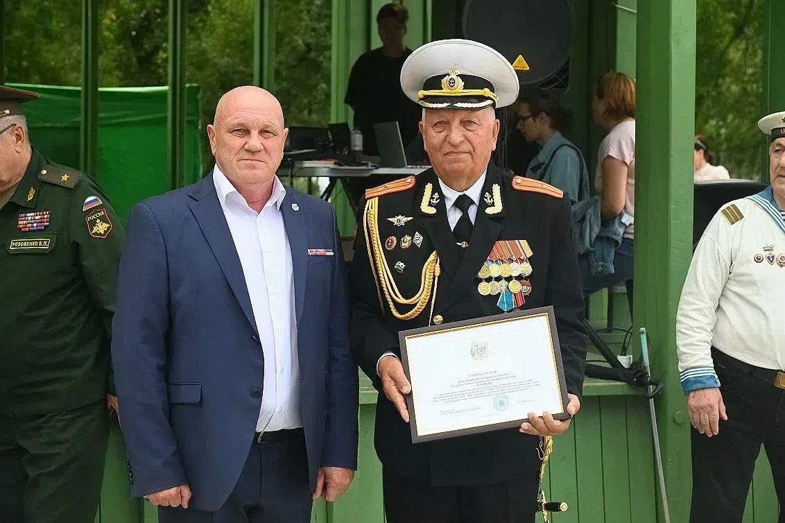 На торжественной церемонии поднятия Андреевского флага моряков с праздником поздравил руководитель региональной общественной организации ветеранов военно-морского флота Алтайского края «Флагман» Дмитрий Мельник На торжественной церемонии поднятия Андреевского флага моряков с праздником поздравил руководитель региональной общественной организации ветеранов военно-морского флота Алтайского края «Флагман» Дмитрий Мельник