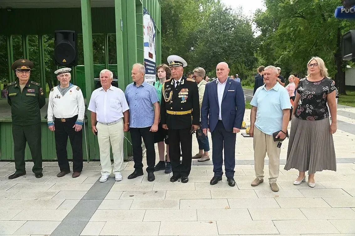 На торжественной церемонии поднятия Андреевского флага моряков с праздником поздравил руководитель региональной общественной организации ветеранов военно-морского флота Алтайского края «Флагман» Дмитрий Мельник