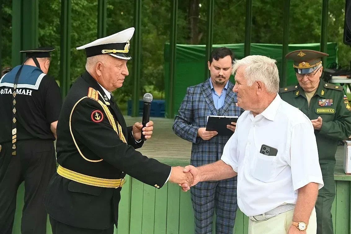 На торжественной церемонии поднятия Андреевского флага моряков с праздником поздравил руководитель региональной общественной организации ветеранов военно-морского флота Алтайского края «Флагман» Дмитрий Мельник На торжественной церемонии поднятия Андреевского флага моряков с праздником поздравил руководитель региональной общественной организации ветеранов военно-морского флота Алтайского края «Флагман» Дмитрий Мельник