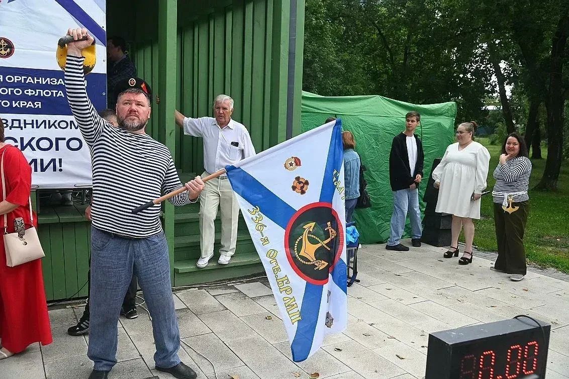 На торжественной церемонии поднятия Андреевского флага моряков с праздником поздравил руководитель региональной общественной организации ветеранов военно-морского флота Алтайского края «Флагман» Дмитрий Мельник На торжественной церемонии поднятия Андреевского флага моряков с праздником поздравил руководитель региональной общественной организации ветеранов военно-морского флота Алтайского края «Флагман» Дмитрий Мельник