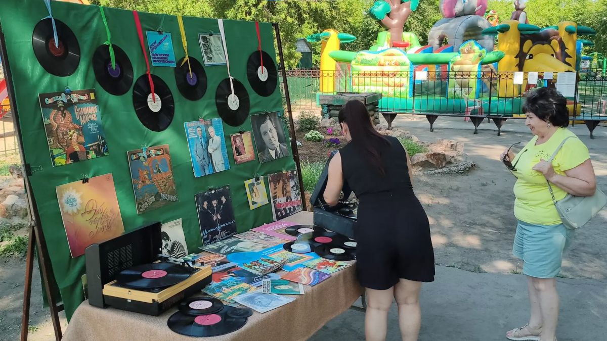 Выставка виниловых пластинок под открытым небом заработала в Славгороде