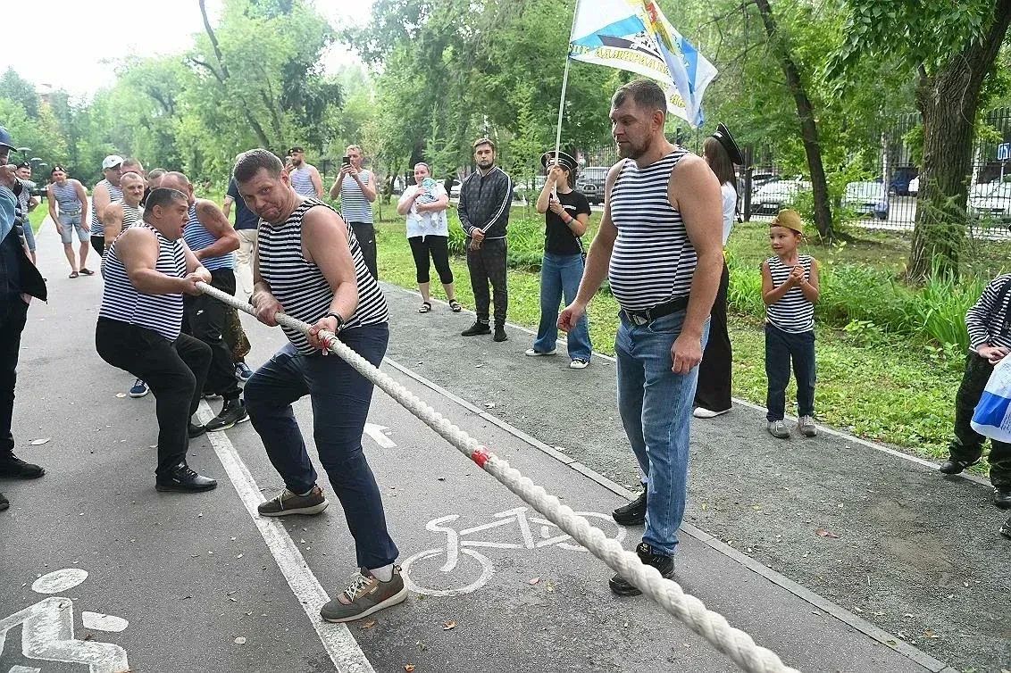 На торжественной церемонии поднятия Андреевского флага моряков с праздником поздравил руководитель региональной общественной организации ветеранов военно-морского флота Алтайского края «Флагман» Дмитрий Мельник На торжественной церемонии поднятия Андреевского флага моряков с праздником поздравил руководитель региональной общественной организации ветеранов военно-морского флота Алтайского края «Флагман» Дмитрий Мельник