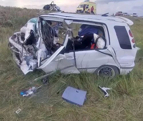 Автомобили всмятку. Жуткое ДТП унесло жизни двух взрослых и ребенка в Алтайском крае