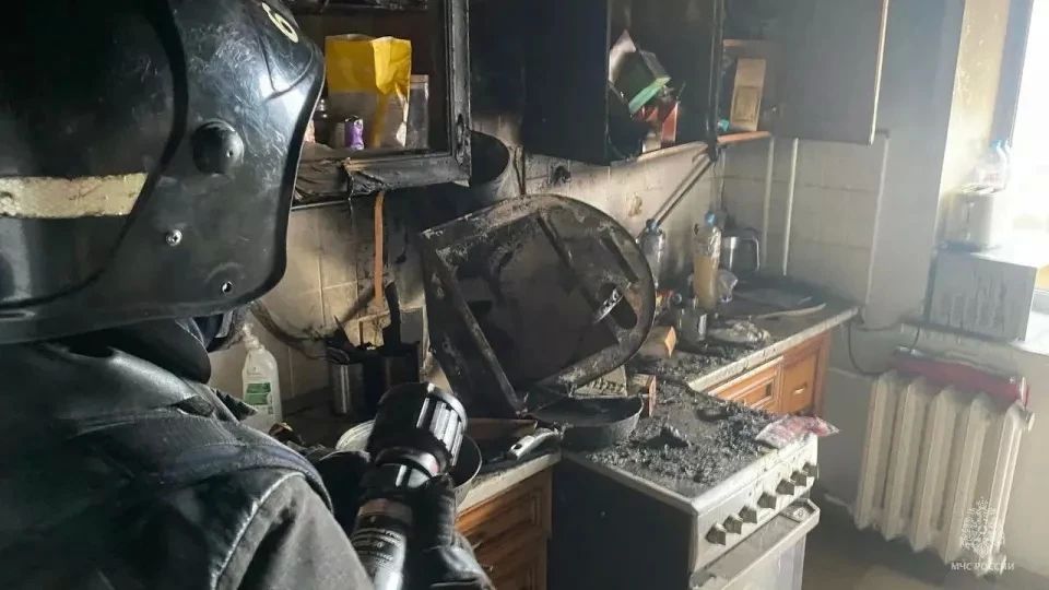 Более 30 человек эвакуировали из-за пожара в барнаульской пятиэтажке