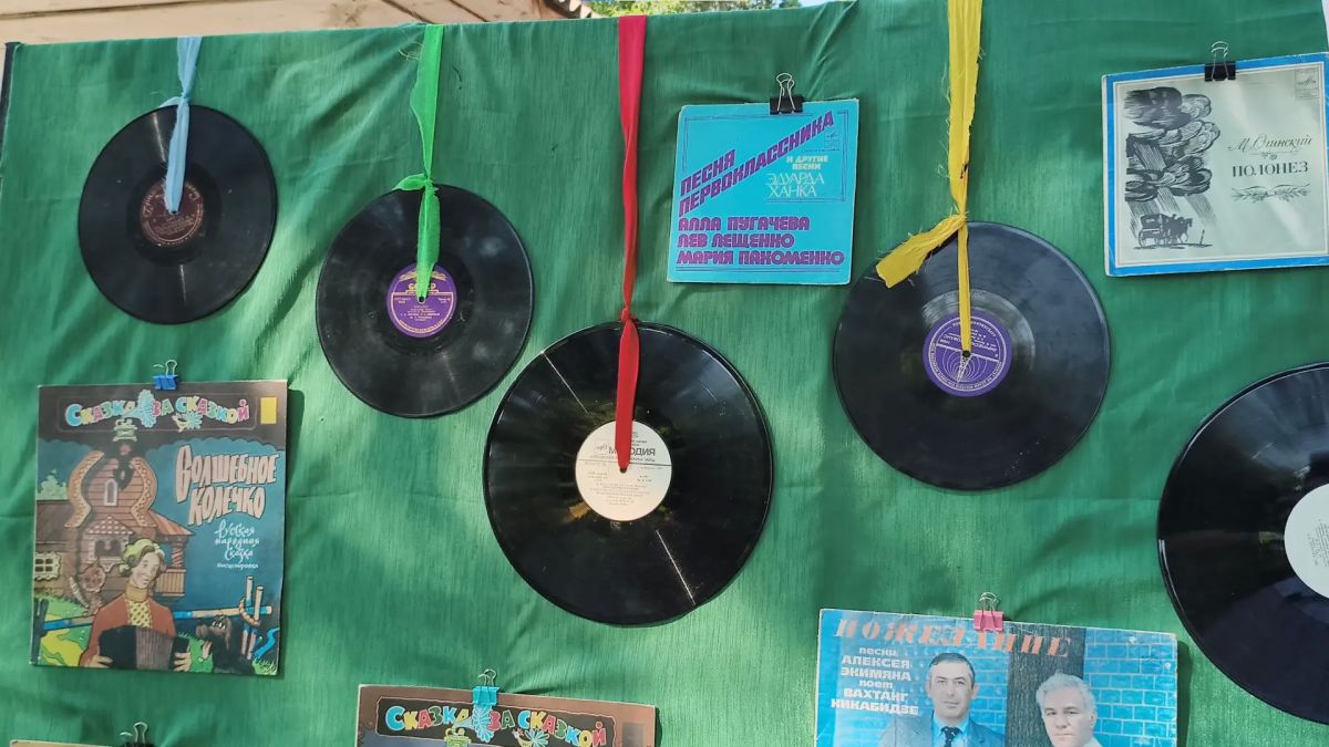 Выставка виниловых пластинок под открытым небом заработала в Славгороде Выставка виниловых пластинок под открытым небом заработала в Славгороде