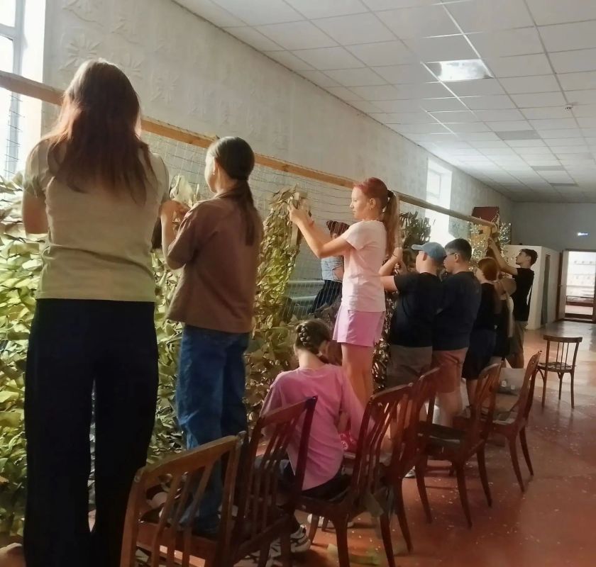 В зале Баевского дома культуры ребята плетут маскировочные сети для участников специальной военной операции В зале Баевского дома культуры ребята плетут маскировочные сети для участников специальной военной операции