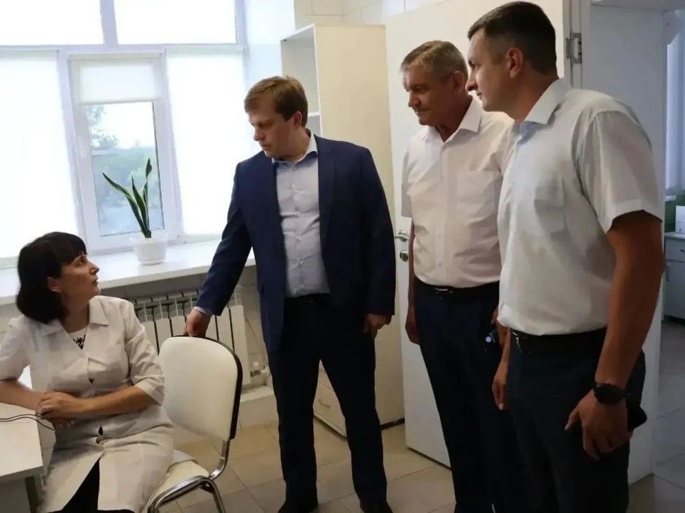 Алексей Кривенко с рабочим визитом посетил Волчихинскую районную поликлинику Алексей Кривенко с рабочим визитом посетил Волчихинскую районную поликлинику