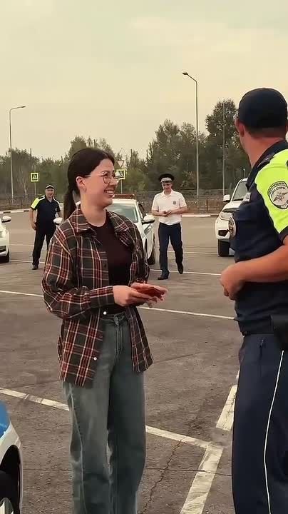 Сотрудник алтайской Госавтоинспекции сделал предложение возлюбленной во время «проверки документов»