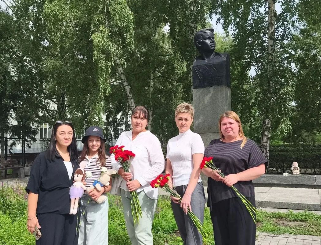Светлая память детям Донбасса: в Барнауле прошла акцияреквием Светлая память детям Донбасса: в Барнауле прошла акцияреквием