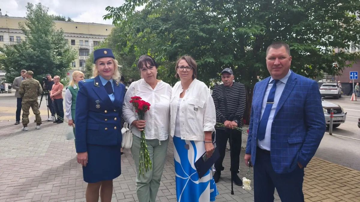 Светлая память детям Донбасса: в Барнауле прошла акцияреквием Светлая память детям Донбасса: в Барнауле прошла акцияреквием