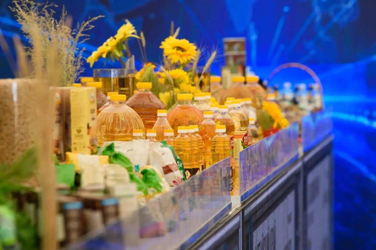 Около 5 тысяч видов алтайской продукции представили на экспозиции «Алтайские продукты +100 к здоровью!» в рамках Всероссийского дня поля - 2026 Около 5 тысяч видов алтайской продукции представили на экспозиции «Алтайские продукты +100 к здоровью!» в рамках Всероссийского дня поля - 2026