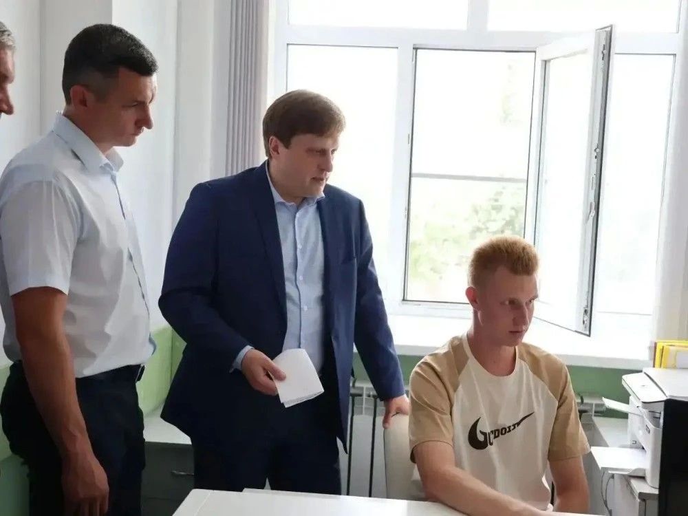 Алексей Кривенко с рабочим визитом посетил Волчихинскую районную поликлинику Алексей Кривенко с рабочим визитом посетил Волчихинскую районную поликлинику