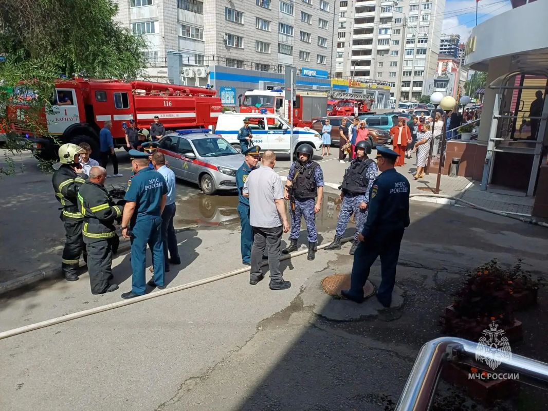 Идёт ликвидация пожара, спасены люди Идёт ликвидация пожара, спасены люди