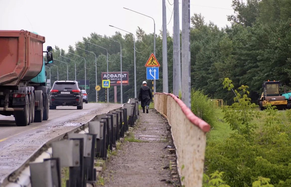 Новый асфальт, тротуар и барьеры: как отремонтировали полмоста на подъезде к Барнаулу Новый асфальт, тротуар и барьеры: как отремонтировали полмоста на подъезде к Барнаулу