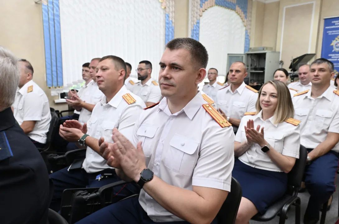 Виктор Томенко: Принял участие в торжественном мероприятии, посвященном Дню сотрудника органов следствия РФ. Оно состоялось в следственном управлении Следственного комитета РФ по Алтайскому краю Виктор Томенко: Принял участие в торжественном мероприятии, посвященном Дню сотрудника органов следствия РФ. Оно состоялось в следственном управлении Следственного комитета РФ по Алтайскому краю