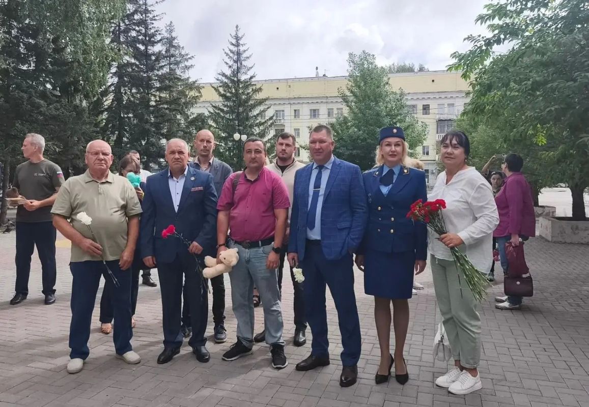 Светлая память детям Донбасса: в Барнауле прошла акцияреквием