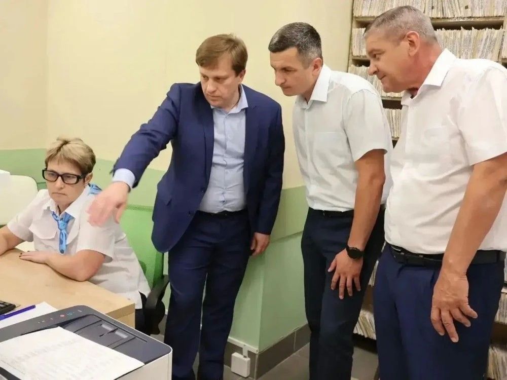 Алексей Кривенко с рабочим визитом посетил Волчихинскую районную поликлинику Алексей Кривенко с рабочим визитом посетил Волчихинскую районную поликлинику