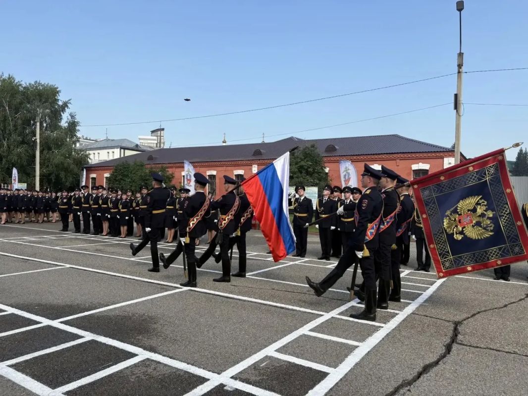 Руководитель транспортной полиции Сибири принял участие в церемонии вручения дипломов выпускникам Барнаульского юридического института МВД России Руководитель транспортной полиции Сибири принял участие в церемонии вручения дипломов выпускникам Барнаульского юридического института МВД России