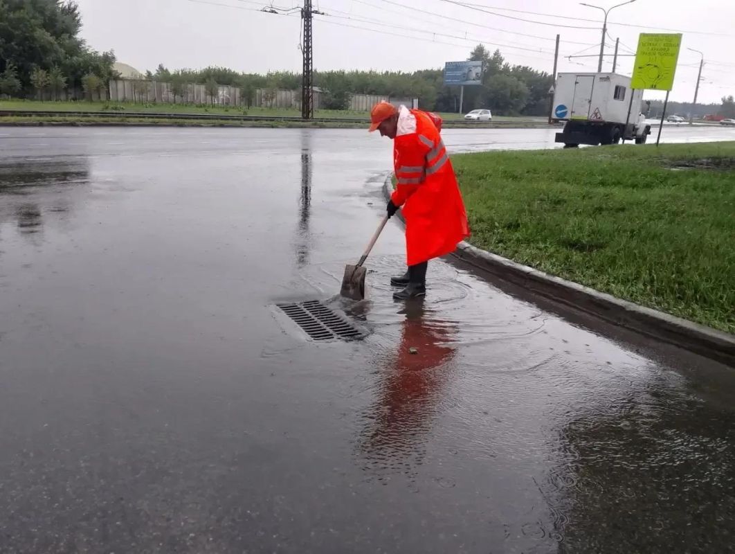Дорожная служба дежурит на проблемных участках ливневой канализации в Барнауле во время дождя