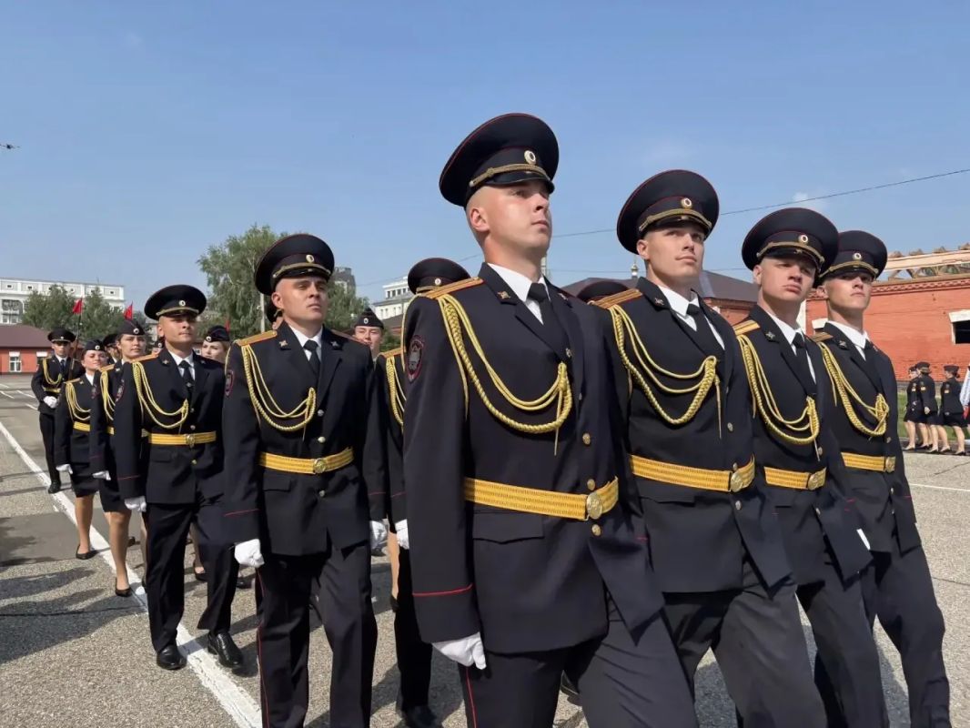 Руководитель транспортной полиции Сибири принял участие в церемонии вручения дипломов выпускникам Барнаульского юридического института МВД России Руководитель транспортной полиции Сибири принял участие в церемонии вручения дипломов выпускникам Барнаульского юридического института МВД России