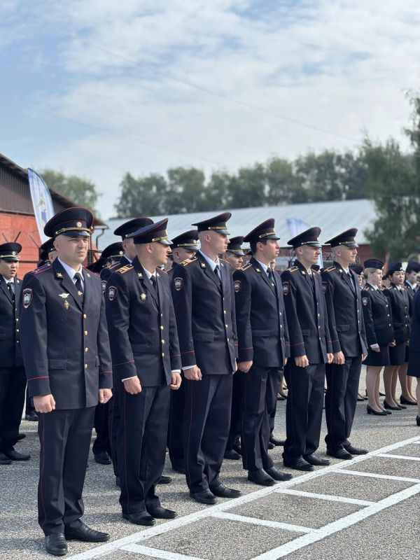 Молодые лейтенанты полиции выпускаются сегодня из Барнаульского юридического института Молодые лейтенанты полиции выпускаются сегодня из Барнаульского юридического института
