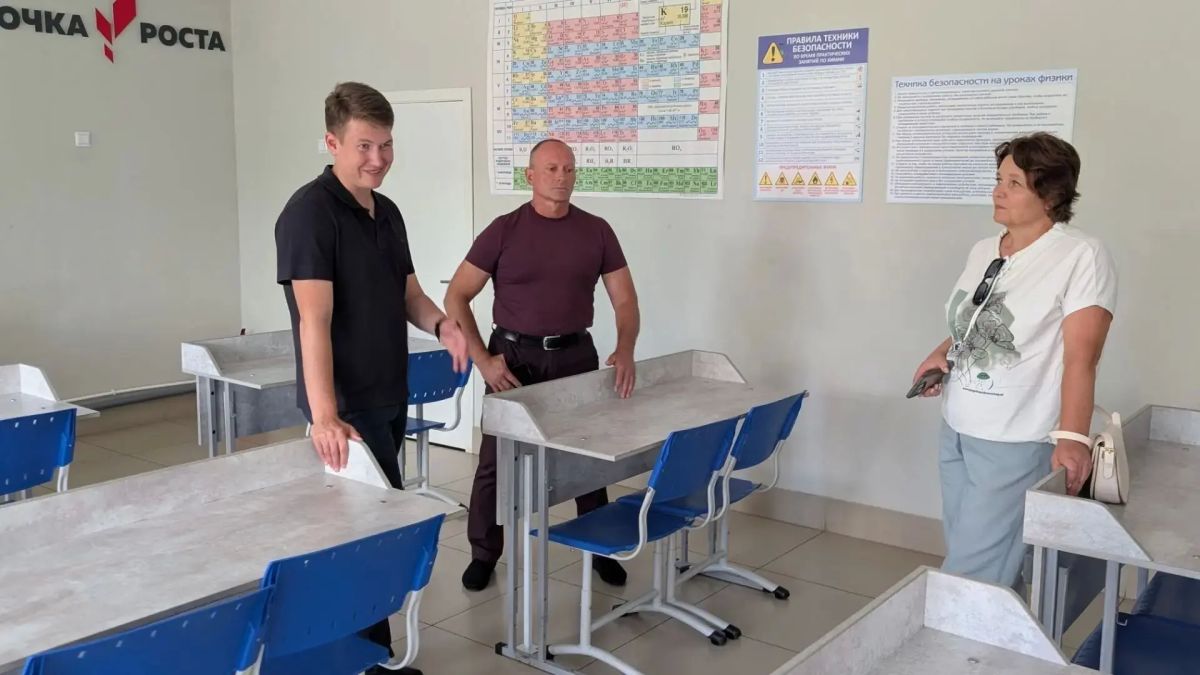 Денис Голобородько с рабочим визитом посетил школу в Крутихинском районе Денис Голобородько с рабочим визитом посетил школу в Крутихинском районе