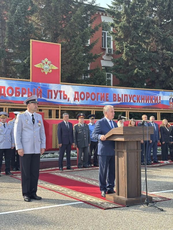 Молодые лейтенанты полиции выпускаются сегодня из Барнаульского юридического института Молодые лейтенанты полиции выпускаются сегодня из Барнаульского юридического института