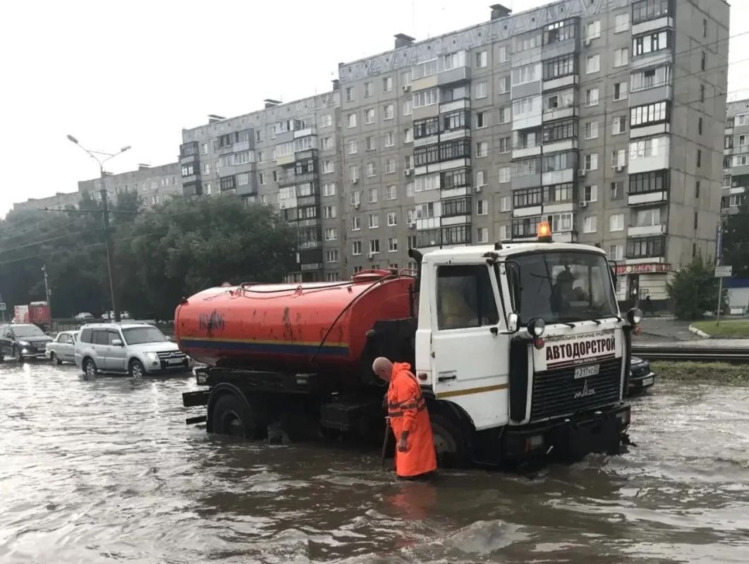 Дорожная служба дежурит на проблемных участках ливневой канализации в Барнауле во время дождя Дорожная служба дежурит на проблемных участках ливневой канализации в Барнауле во время дождя