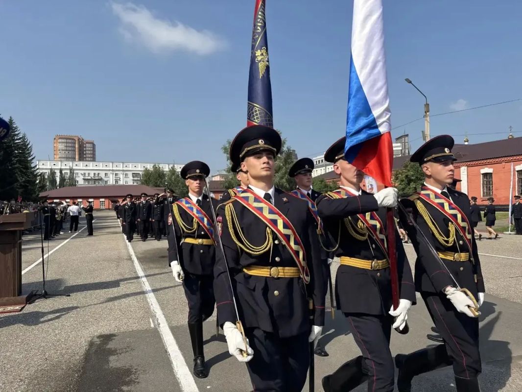 Руководитель транспортной полиции Сибири принял участие в церемонии вручения дипломов выпускникам Барнаульского юридического института МВД России Руководитель транспортной полиции Сибири принял участие в церемонии вручения дипломов выпускникам Барнаульского юридического института МВД России