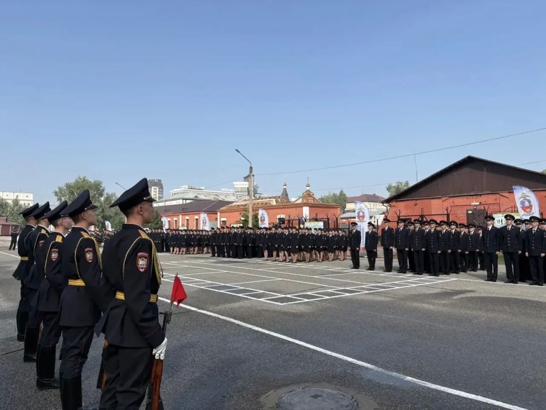 Руководитель транспортной полиции Сибири принял участие в церемонии вручения дипломов выпускникам Барнаульского юридического института МВД России Руководитель транспортной полиции Сибири принял участие в церемонии вручения дипломов выпускникам Барнаульского юридического института МВД России