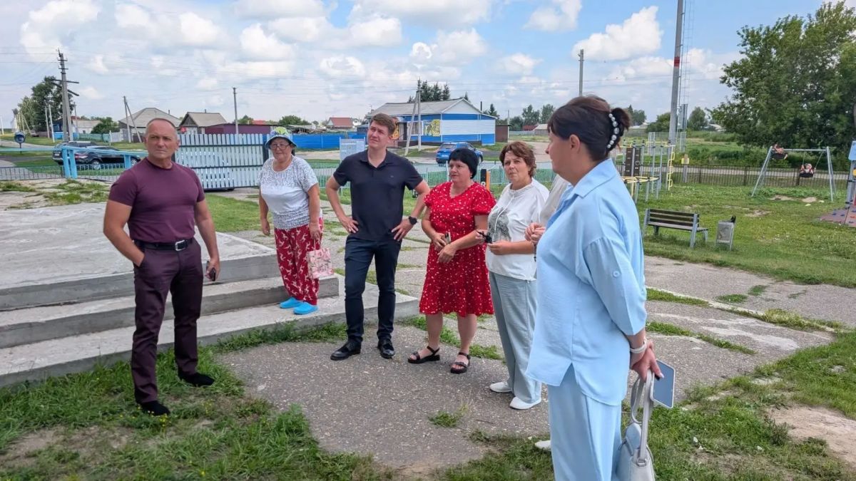 Денис Голобородько с рабочим визитом посетил школу в Крутихинском районе Денис Голобородько с рабочим визитом посетил школу в Крутихинском районе