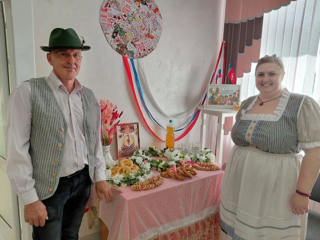 В рамках Года единства народов России в отделе ЗАГС села Гальбштадт состоялась торжественная церемония чествования юбиляров семейной жизни