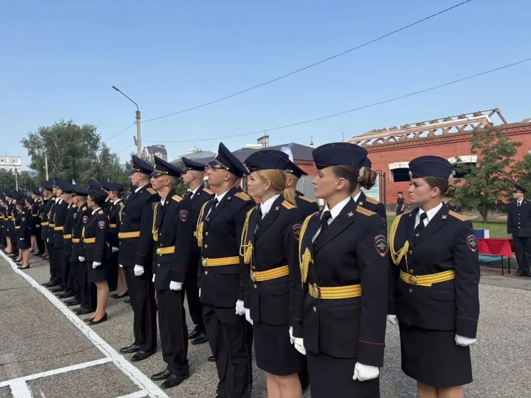 Руководитель транспортной полиции Сибири принял участие в церемонии вручения дипломов выпускникам Барнаульского юридического института МВД России Руководитель транспортной полиции Сибири принял участие в церемонии вручения дипломов выпускникам Барнаульского юридического института МВД России