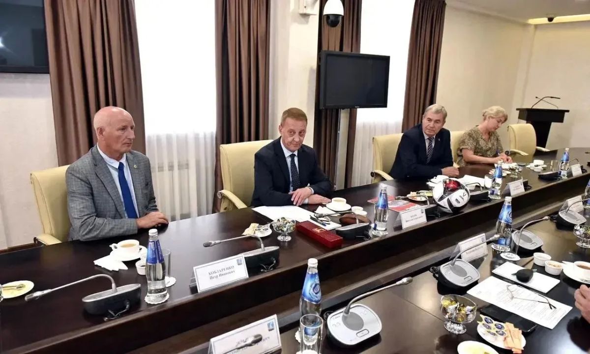 В Барнауле планируют модернизировать стадион "Полимера" для развития футбола В Барнауле планируют модернизировать стадион "Полимера" для развития футбола