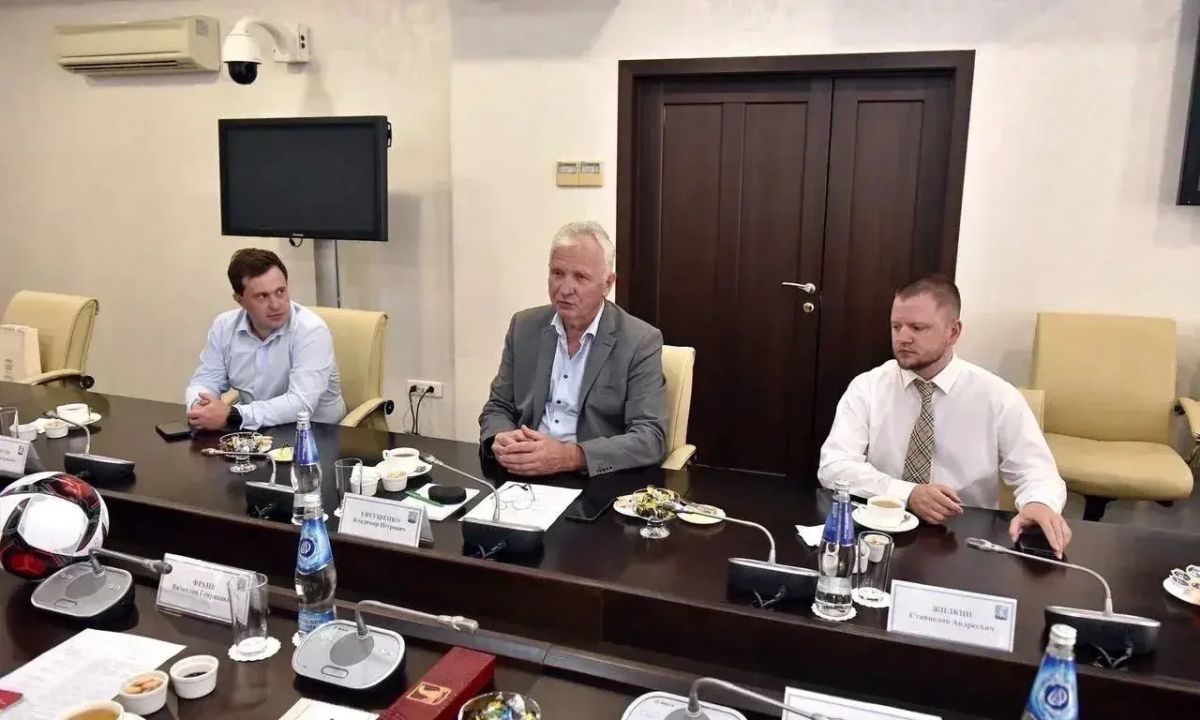 В Барнауле планируют модернизировать стадион "Полимера" для развития футбола В Барнауле планируют модернизировать стадион "Полимера" для развития футбола