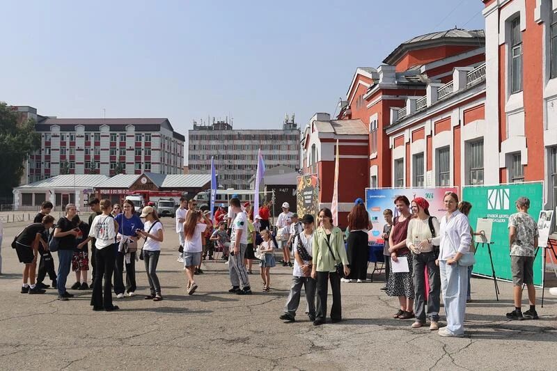 Десять вагонов памяти. Как известный на всю страну "Поезд Победы" встретили в Барнауле Десять вагонов памяти. Как известный на всю страну "Поезд Победы" встретили в Барнауле