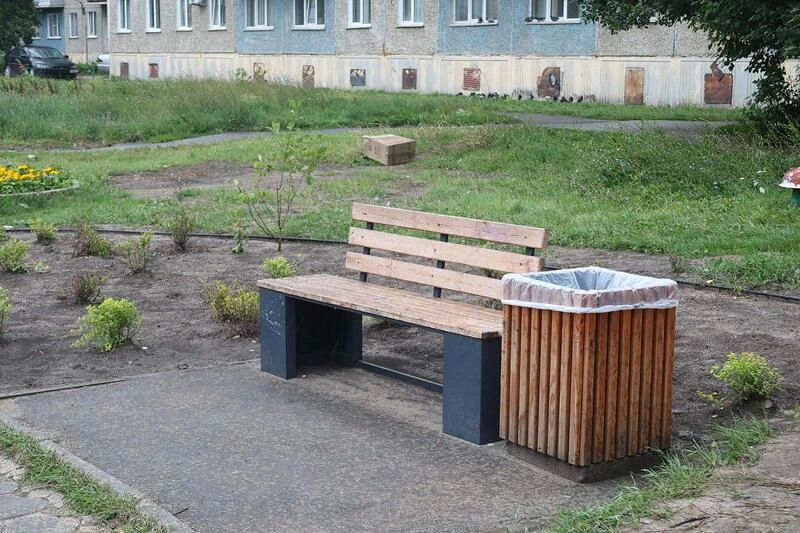 Природный камень и пучки кустарников Природный камень и пучки кустарников