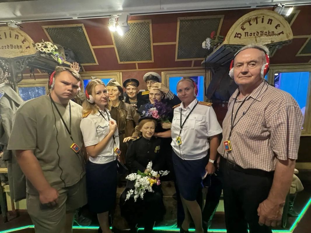Офицеры следственного управления СУ СК России по Алтайскому краю совместно с ветеранами следствия посетили передвижной музей «Поезд Победы» Офицеры следственного управления СУ СК России по Алтайскому краю совместно с ветеранами следствия посетили передвижной музей «Поезд Победы»