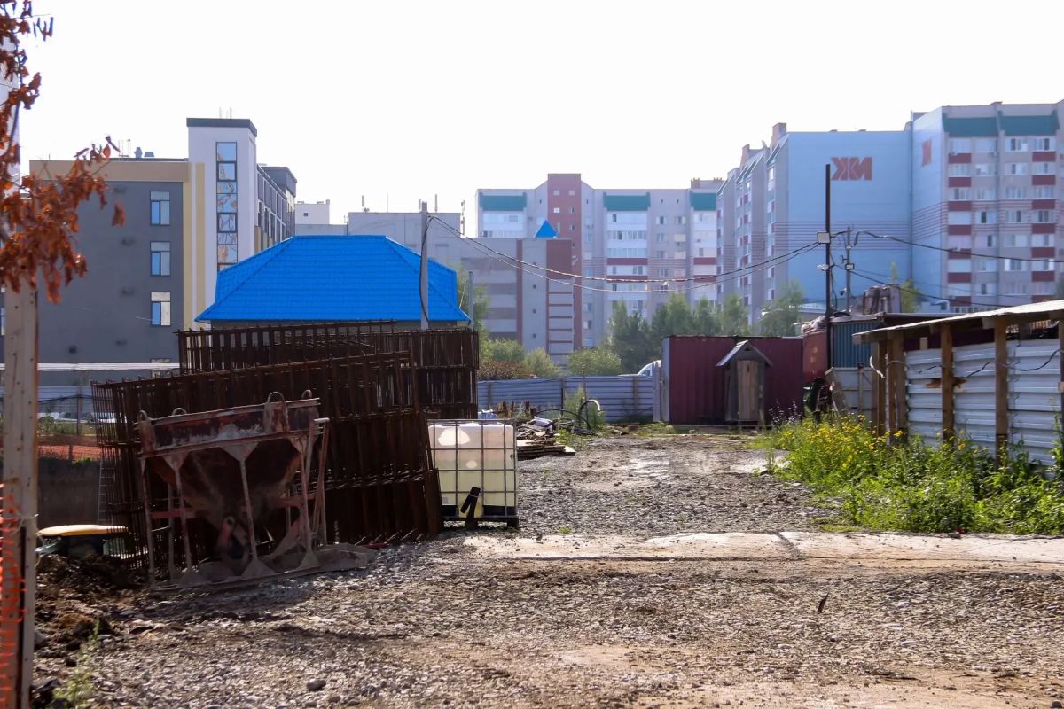 В Барнауле начали строить бизнес-центр с фонтаном В Барнауле начали строить бизнес-центр с фонтаном