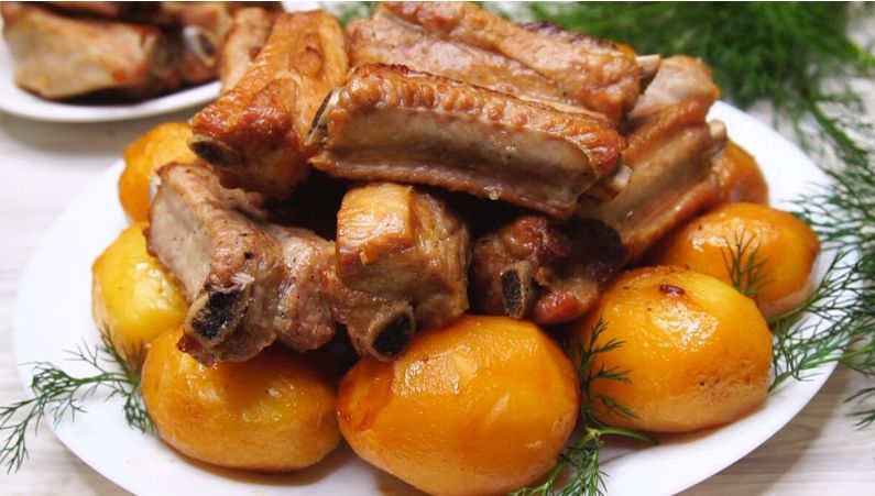 Золотистый картофель с ребрышками – идеальное блюдо для любого праздника
