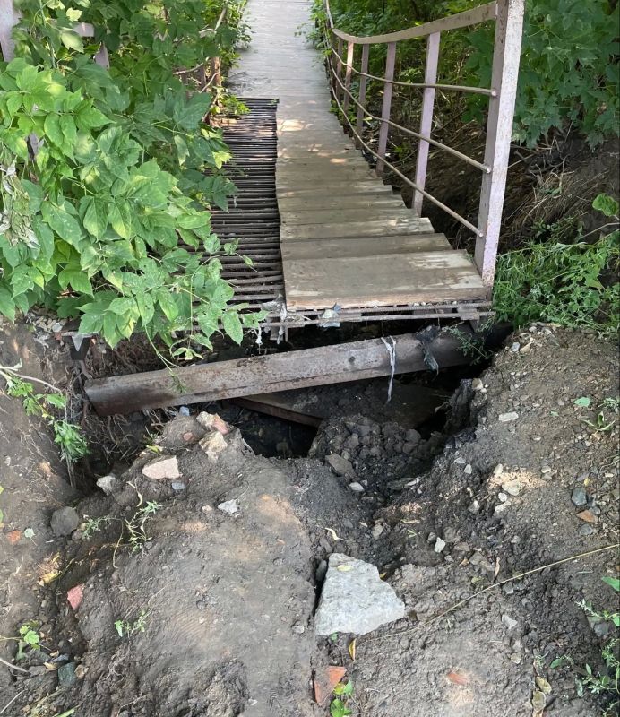 После дождей мост через Пивоварку превратился в полосу препятствий для барнаульцев