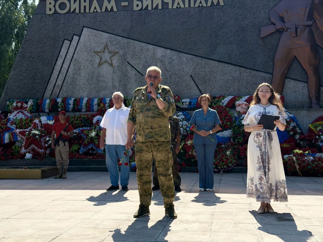 В Бийске отметили 96-ю годовщину со Дня образования воздушно-десантных войск Мероприятие началось с шествия колонн воинов-десантников и их семей по Петровскому бульвару к Вечному огню В Бийске отметили 96-ю годовщину со Дня образования воздушно-десантных войск Мероприятие началось с шествия колонн воинов-десантников и их семей по Петровскому бульвару к Вечному огню