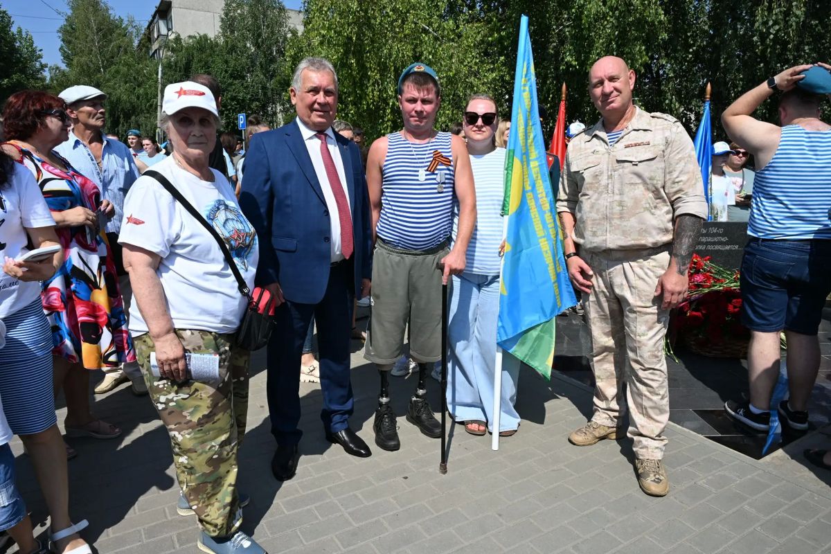 В День ВДВ Александр Романенко возложил цветы к монументу героям-десантникам в Барнауле В День ВДВ Александр Романенко возложил цветы к монументу героям-десантникам в Барнауле