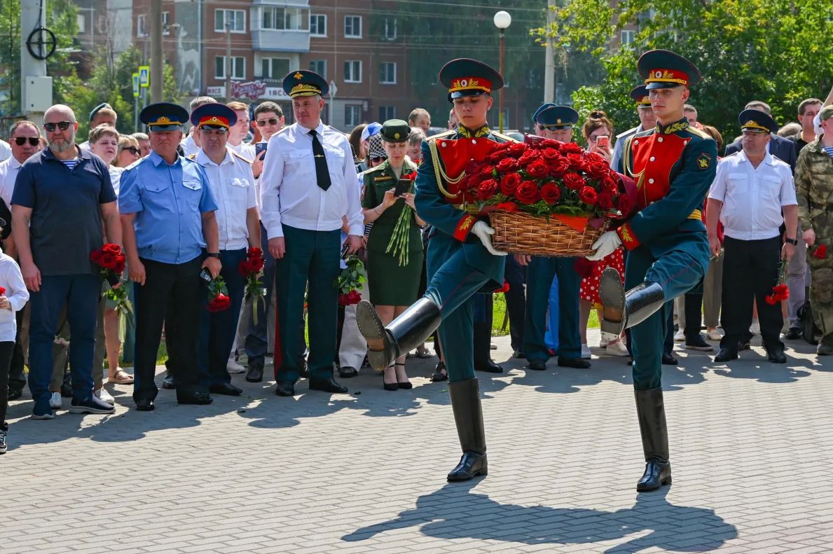 В День ВДВ в Барнауле почтили память бойцов-десантников 6-й роты В День ВДВ в Барнауле почтили память бойцов-десантников 6-й роты