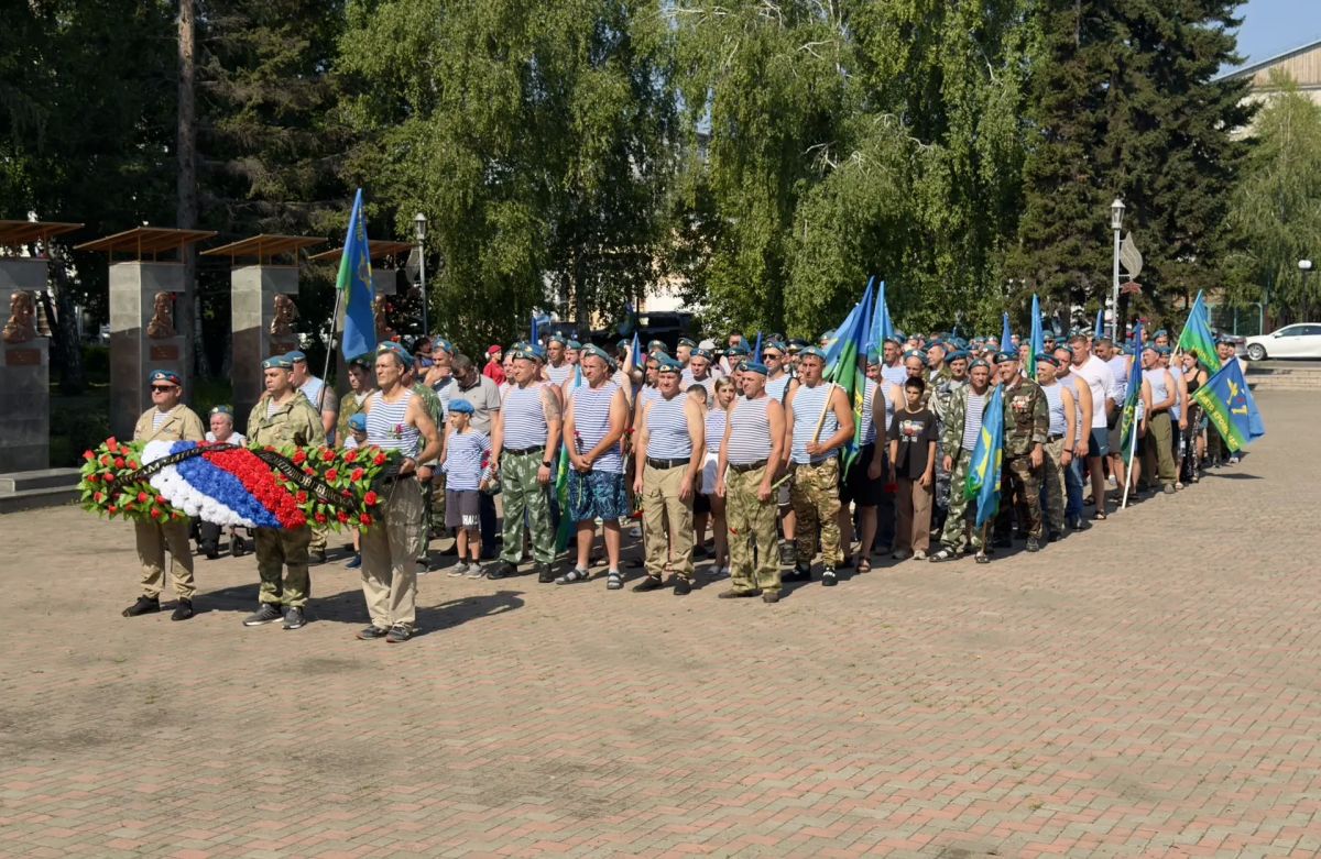 В Бийске отметили 96-ю годовщину со Дня образования воздушно-десантных войск Мероприятие началось с шествия колонн воинов-десантников и их семей по Петровскому бульвару к Вечному огню В Бийске отметили 96-ю годовщину со Дня образования воздушно-десантных войск Мероприятие началось с шествия колонн воинов-десантников и их семей по Петровскому бульвару к Вечному огню