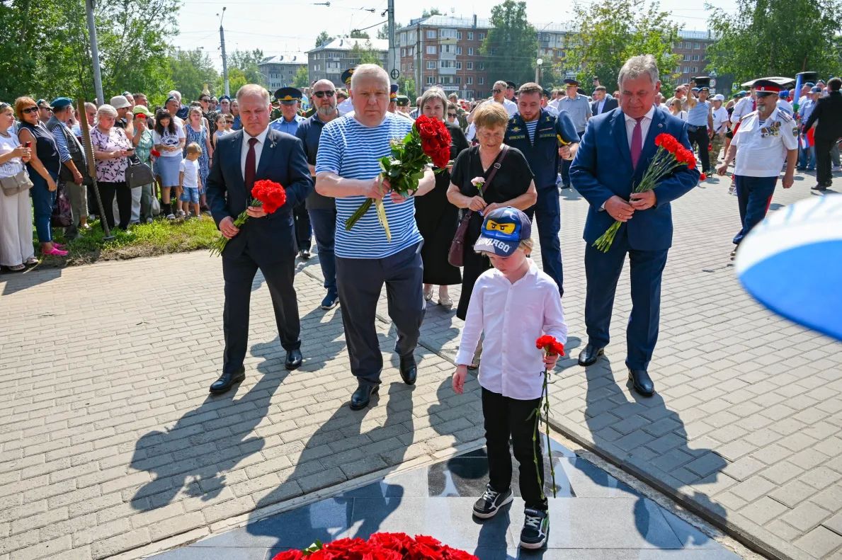 В День ВДВ в Барнауле почтили память бойцов-десантников 6-й роты В День ВДВ в Барнауле почтили память бойцов-десантников 6-й роты