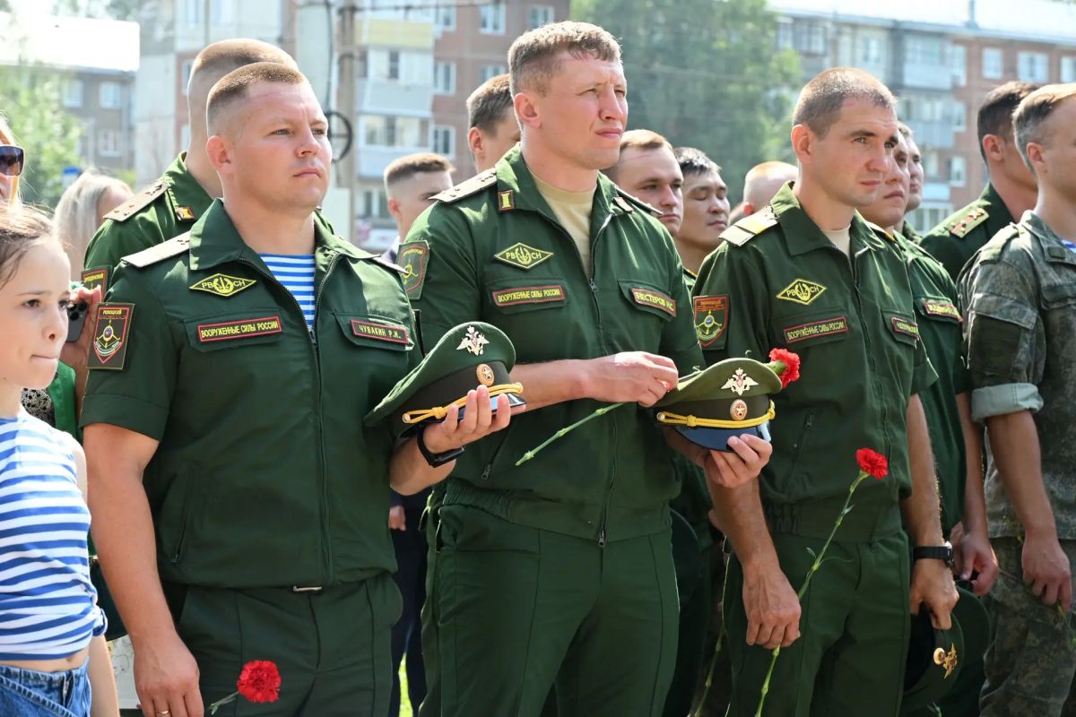 В День ВДВ Александр Романенко возложил цветы к монументу героям-десантникам в Барнауле В День ВДВ Александр Романенко возложил цветы к монументу героям-десантникам в Барнауле