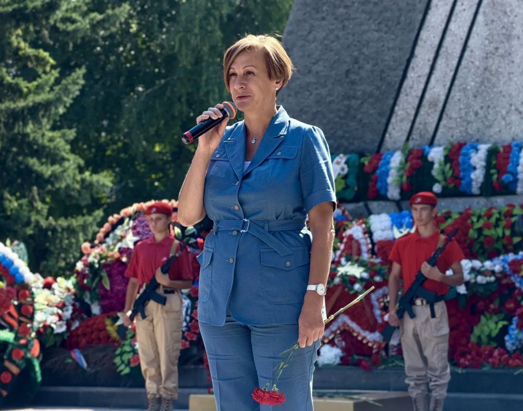 В Бийске отметили 96-ю годовщину со Дня образования воздушно-десантных войск Мероприятие началось с шествия колонн воинов-десантников и их семей по Петровскому бульвару к Вечному огню В Бийске отметили 96-ю годовщину со Дня образования воздушно-десантных войск Мероприятие началось с шествия колонн воинов-десантников и их семей по Петровскому бульвару к Вечному огню
